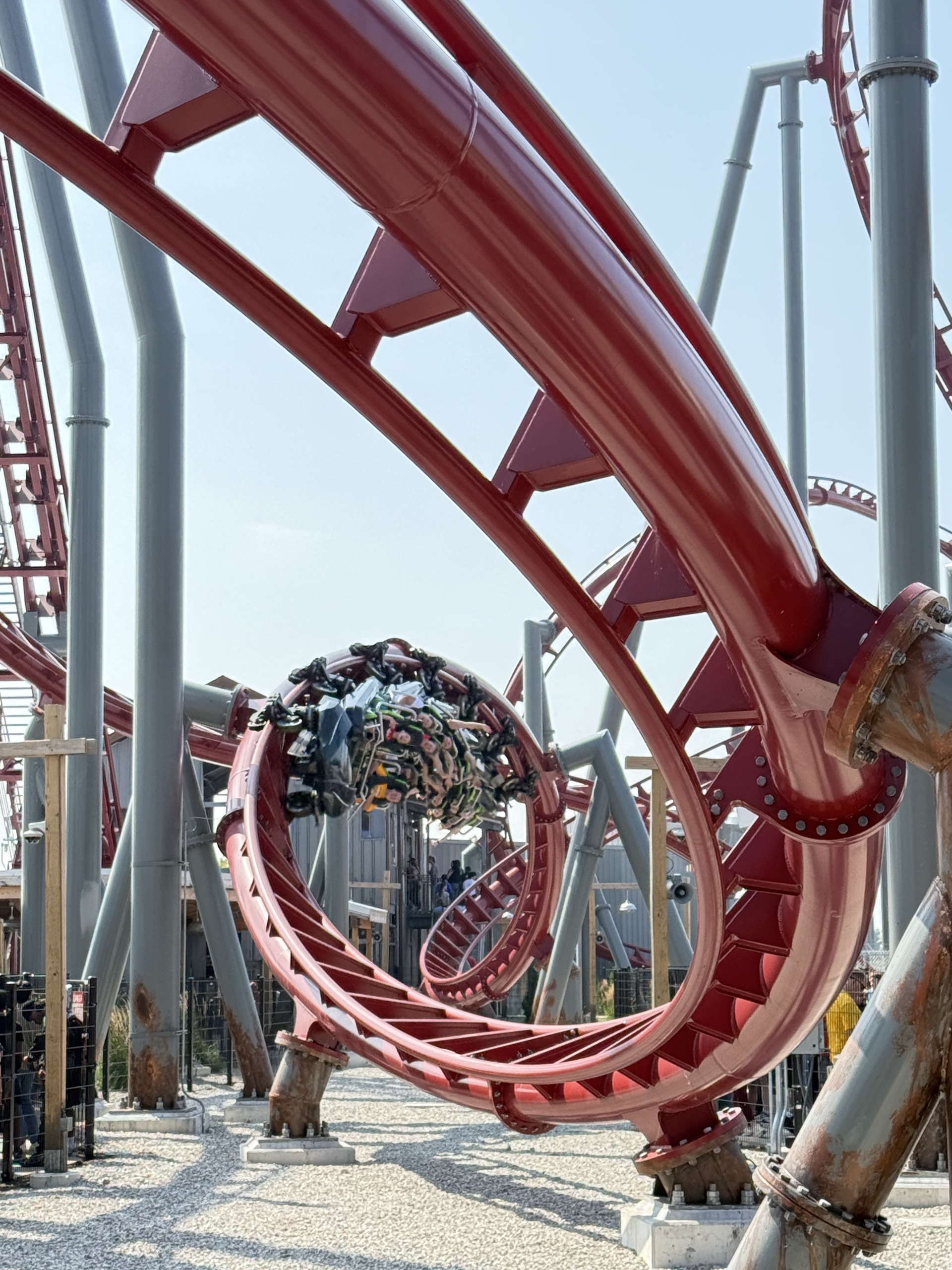 A Siren's Curse train fully inverted at the top of the red loop
