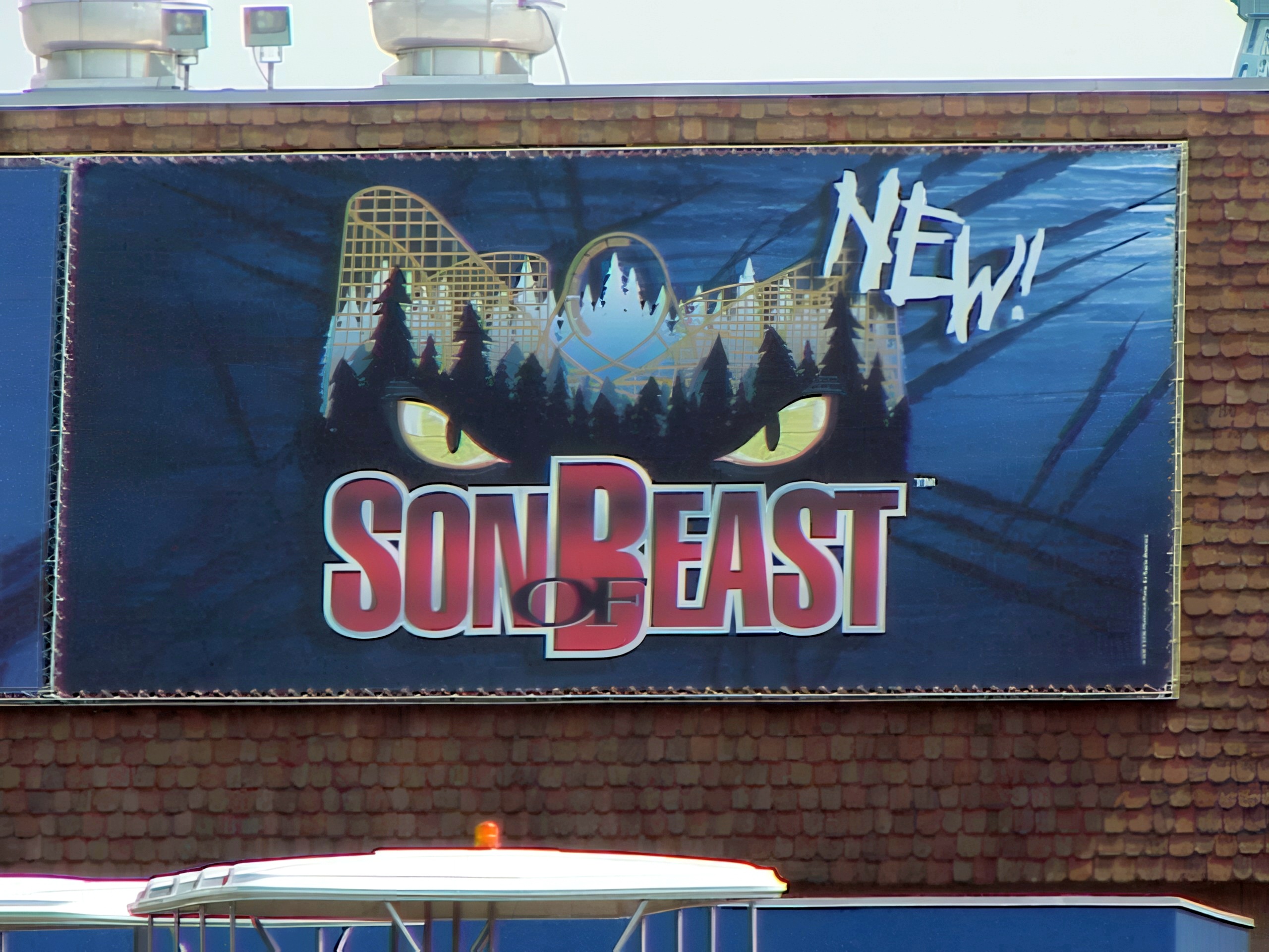 The 'new' Son of Beast banner on a rooftop at Kings Island, August 2000
