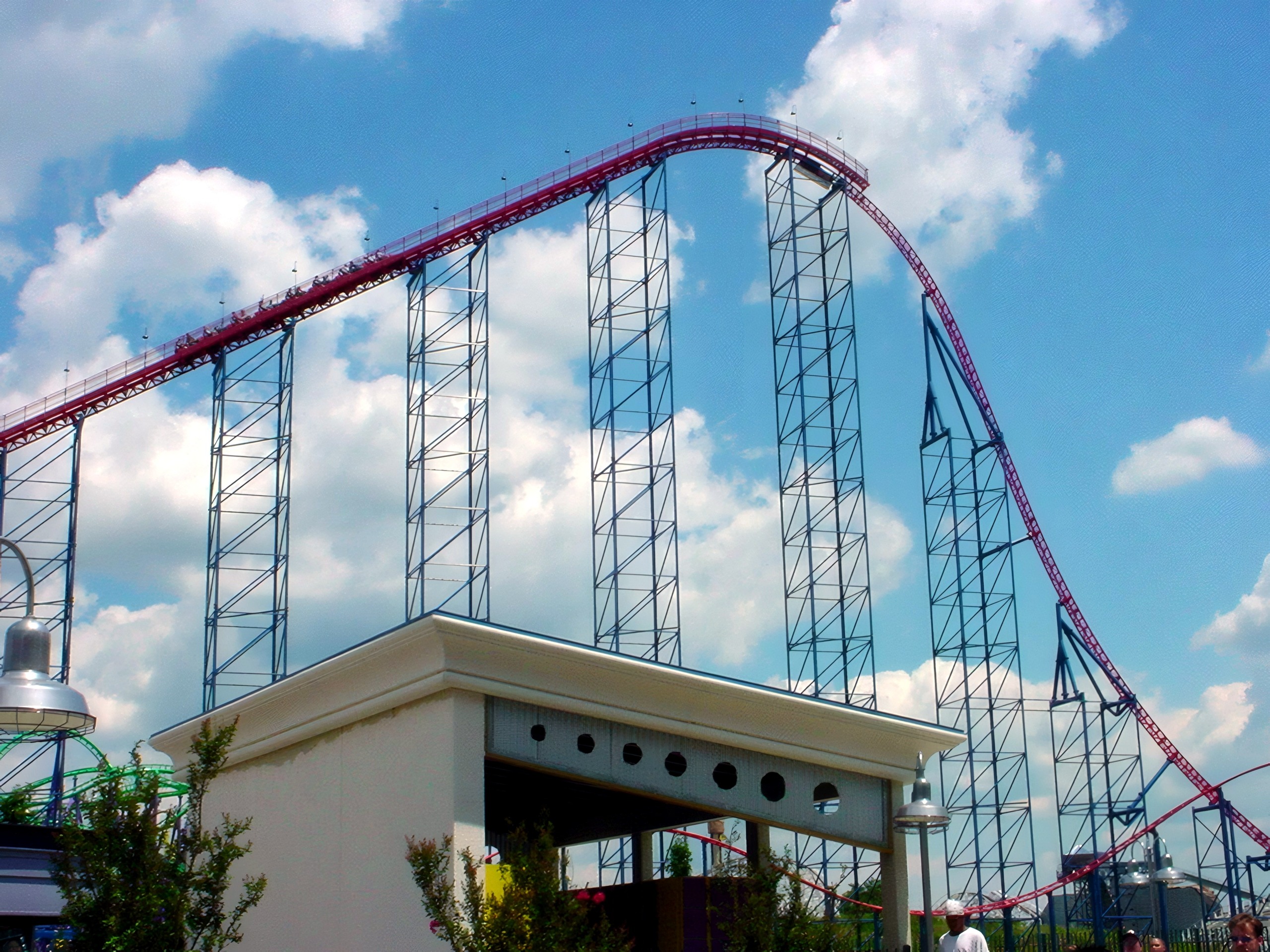 Superman: Ride of Steel's red lift hill rising above the station roof at Six Flags America, July 2001