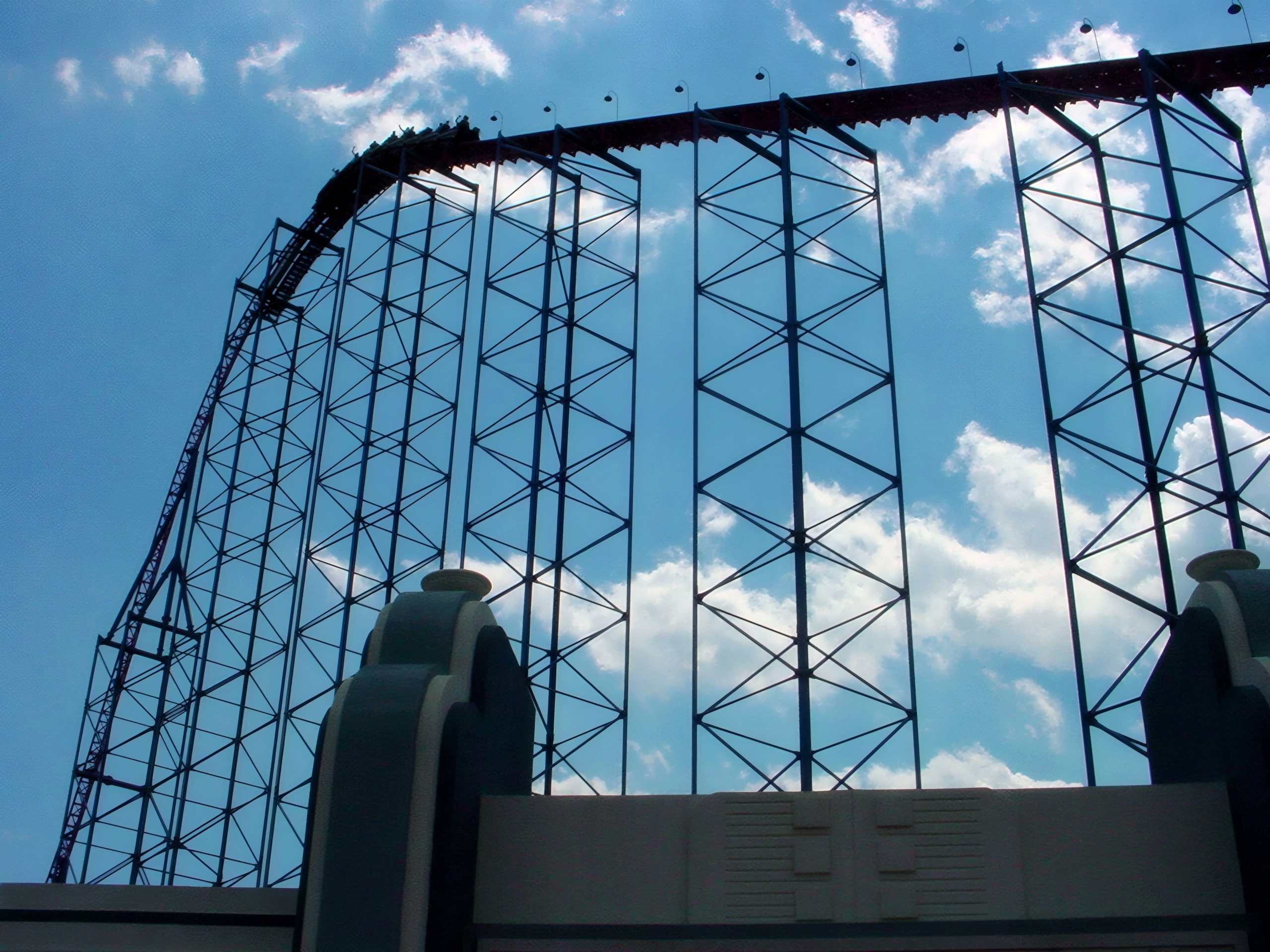 Looking up Superman: Ride of Steel's lift structure into the sky at Six Flags America, July 2001