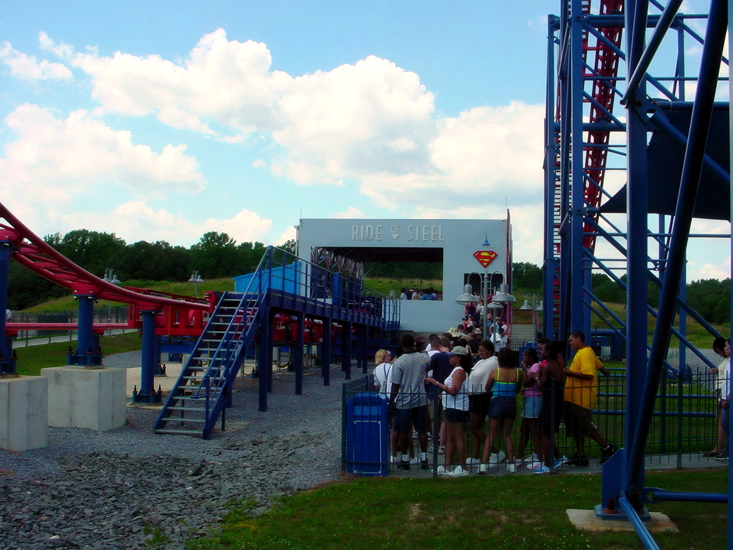 The queue at Superman: Ride of Steel's station entrance at Six Flags America, July 2001