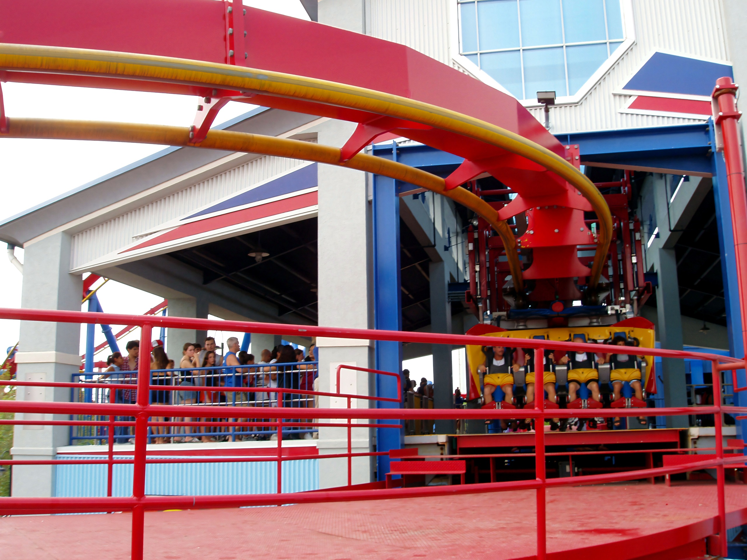 Riders loaded on a Superman: Ultimate Flight train beneath the red track at Six Flags Great America, August 2005