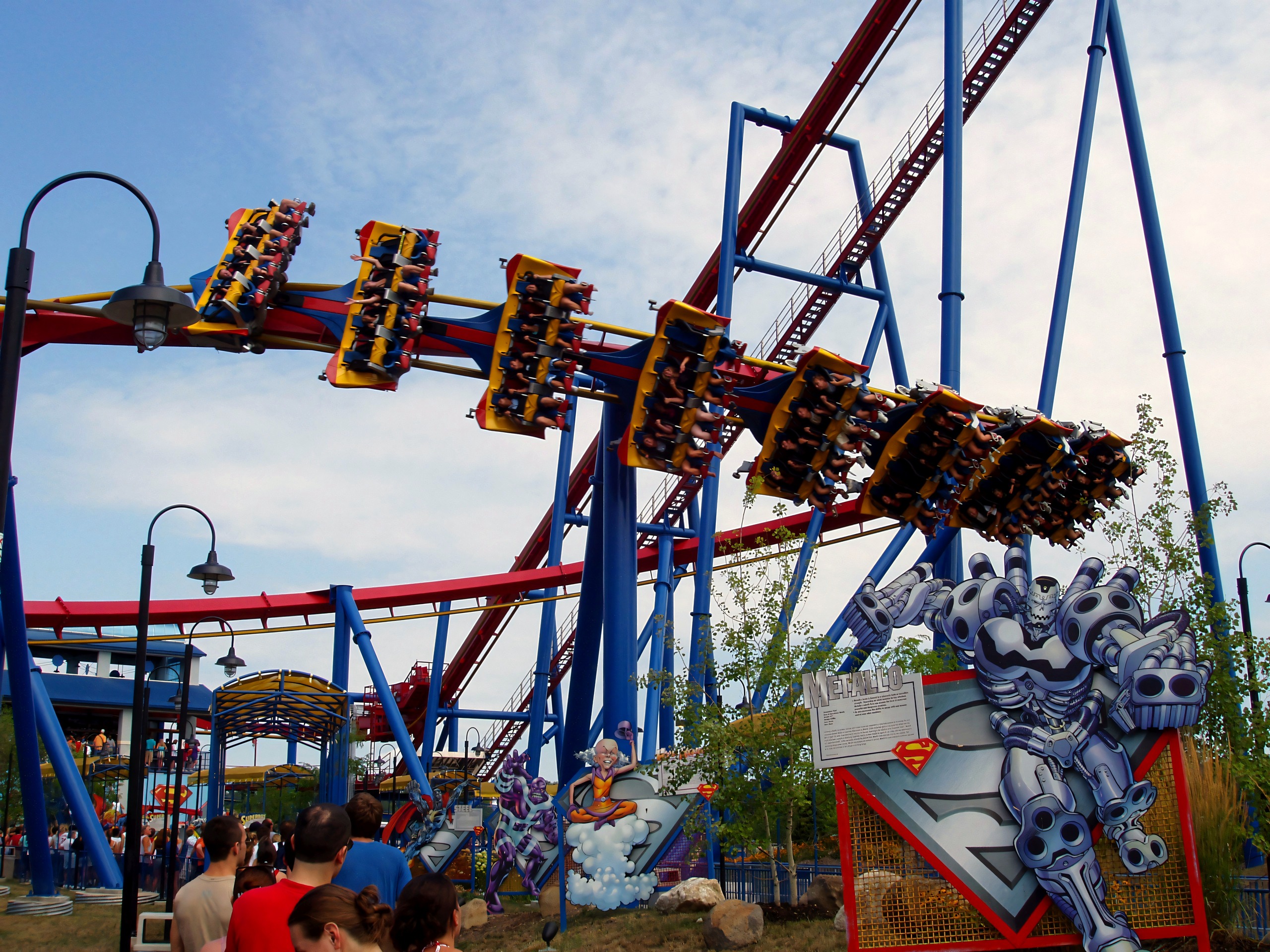 A Superman: Ultimate Flight train passing over the queue and Superman statue at Six Flags Great America, August 2005