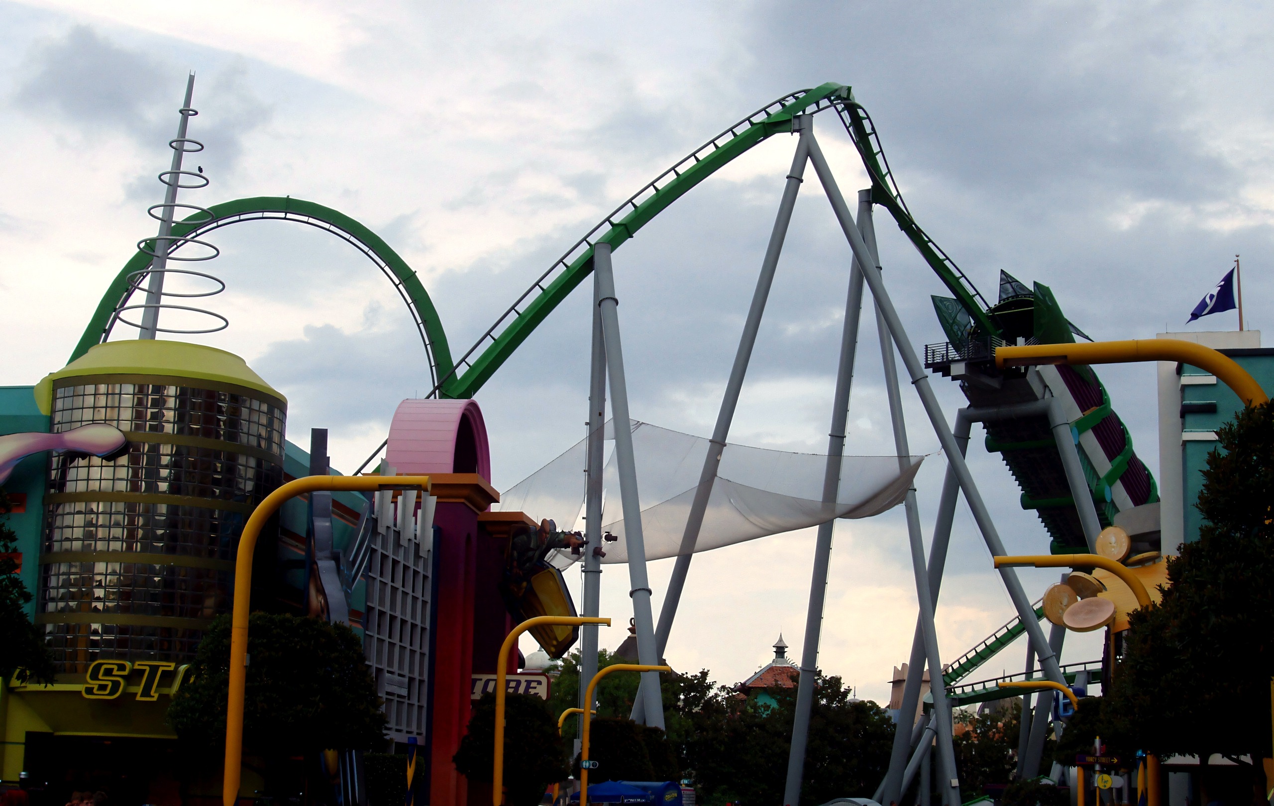 The coaster over the crowds on Marvel Super Hero Island, The Incredible Hulk Coaster, July 2006