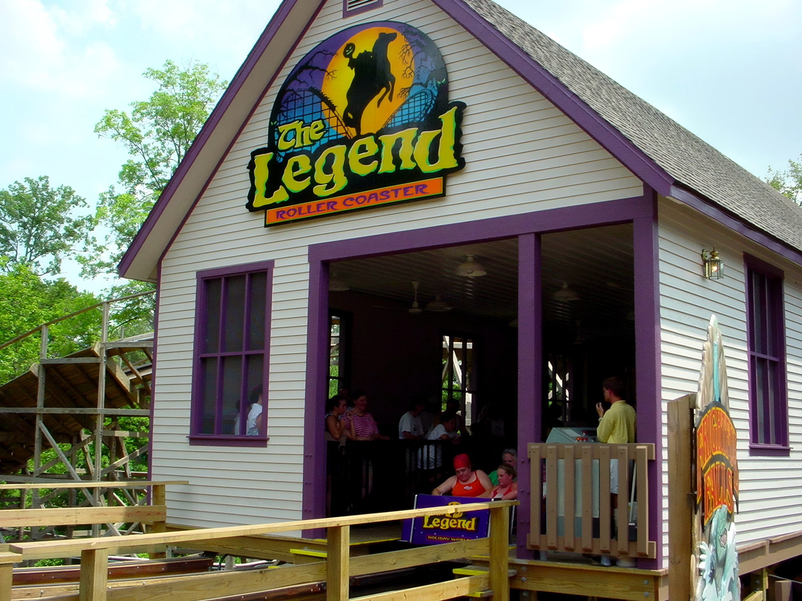 Riders boarding a Legend train in the station house, July 2002
