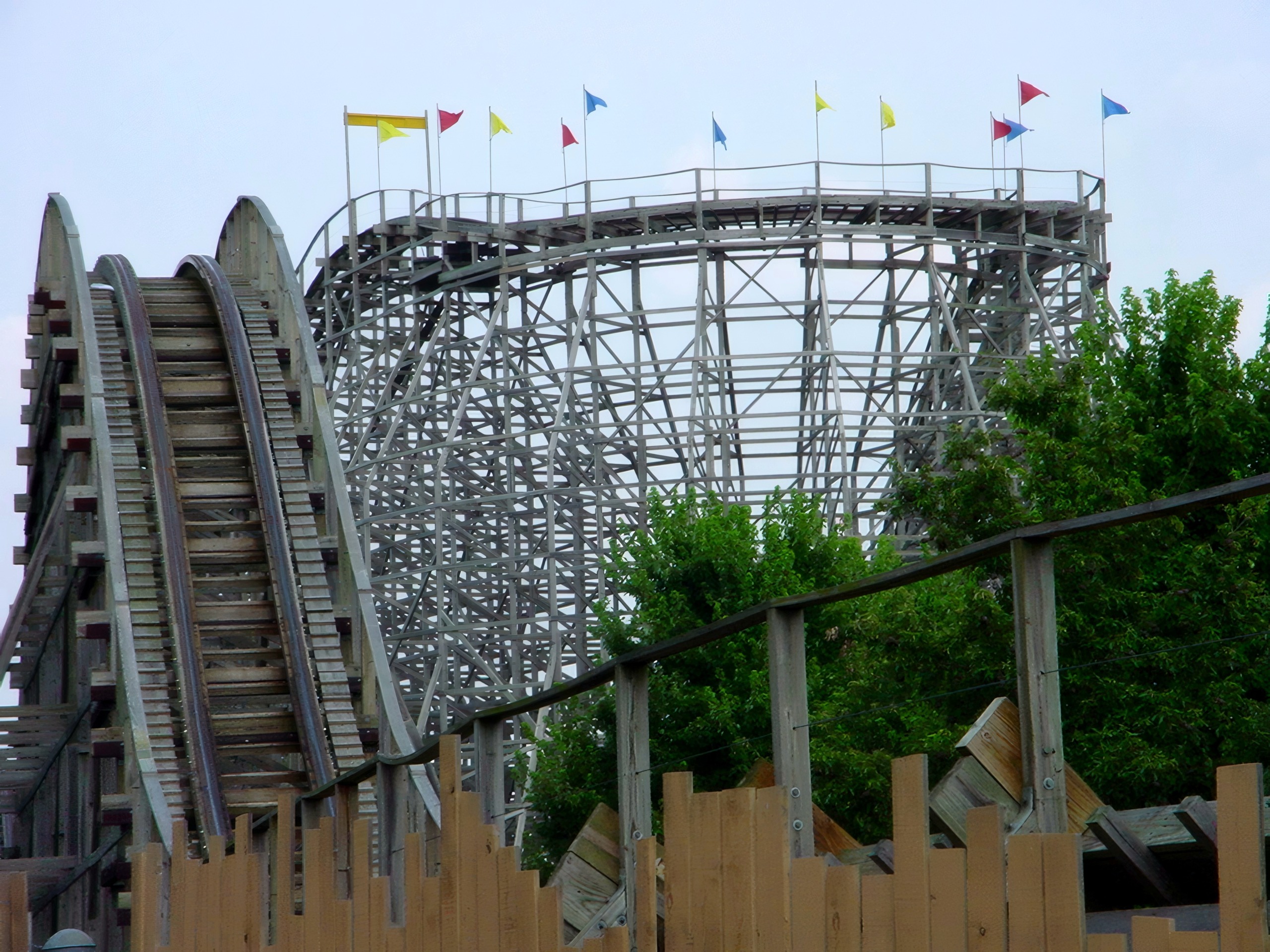 Thunder Run's lift hill and flag-topped turnaround at Six Flags Kentucky Kingdom, July 2002