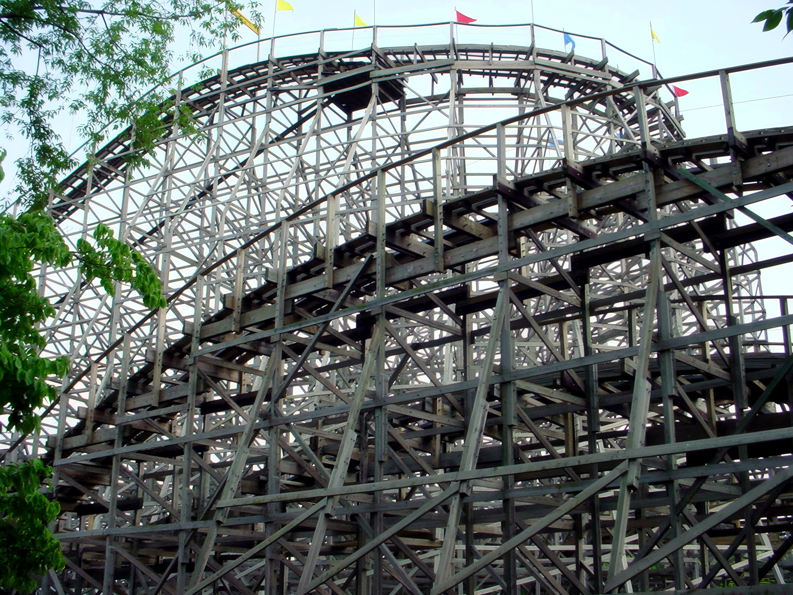 Thunder Run's track crossing beneath the flag-topped turnaround at Six Flags Kentucky Kingdom, July 2002