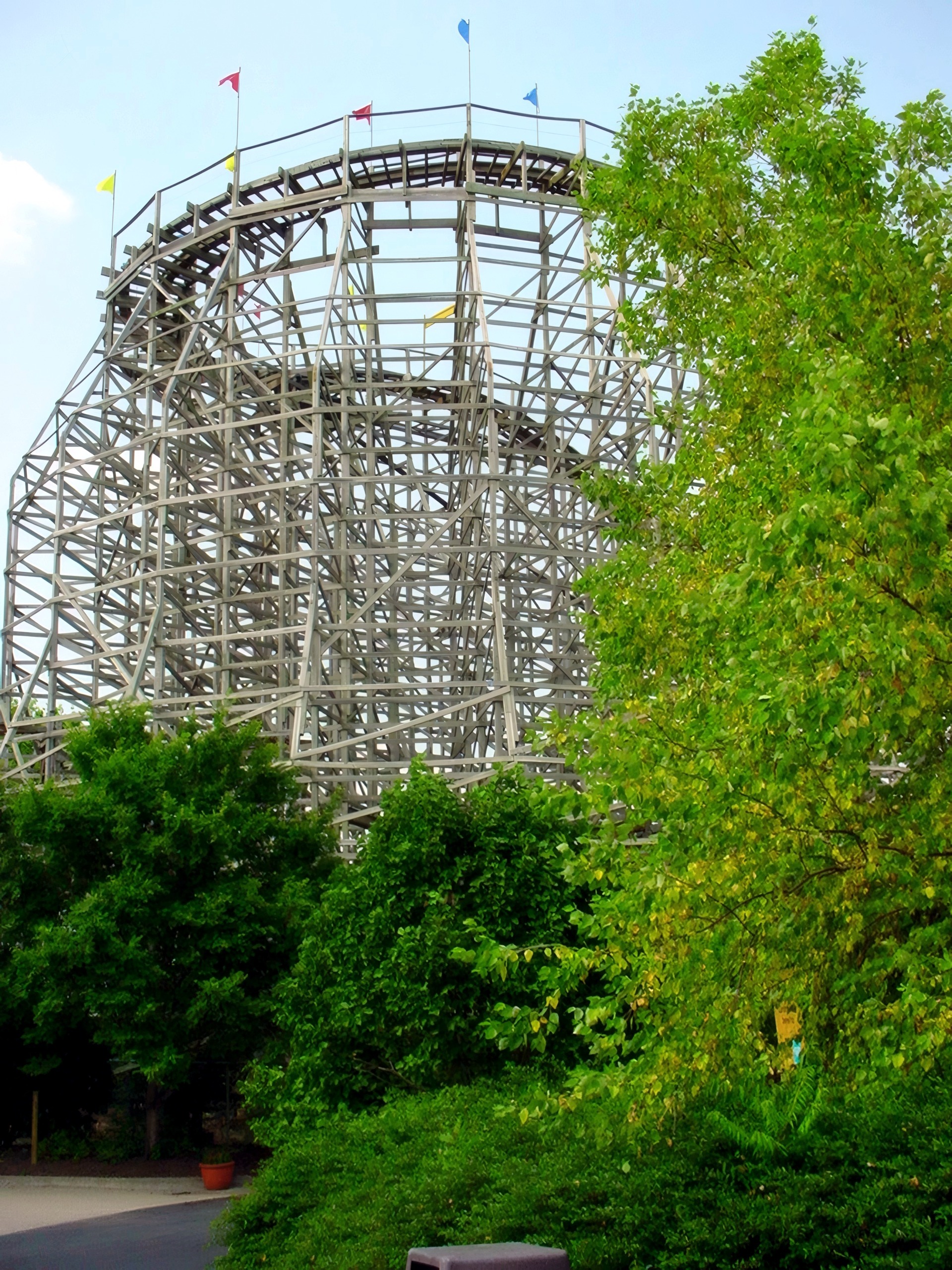 Thunder Run's flag-topped turnaround partly hidden by trees at Six Flags Kentucky Kingdom, July 2002