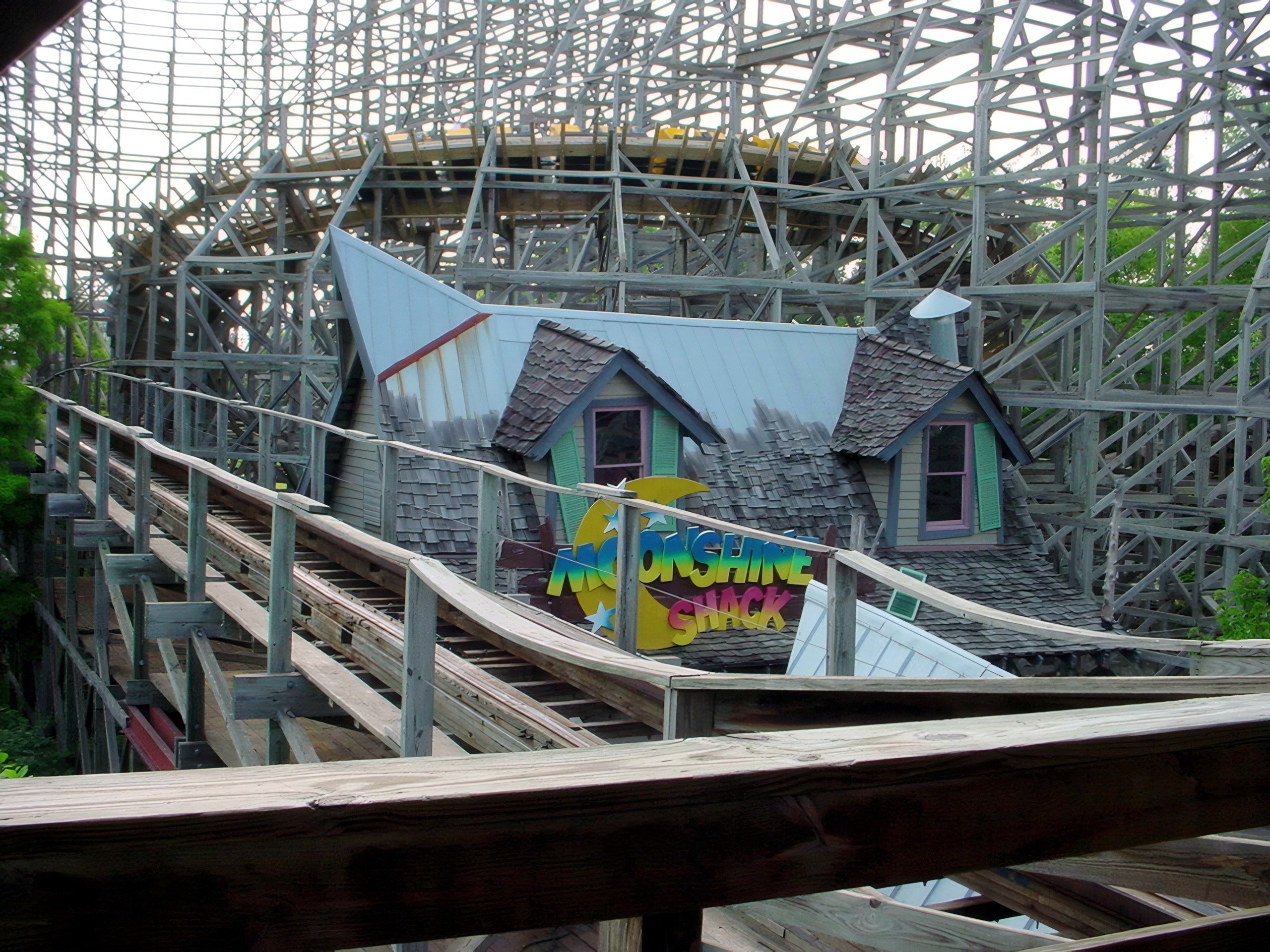 Thunder Run's track passing the Moonshine Shack building at Six Flags Kentucky Kingdom, July 2002