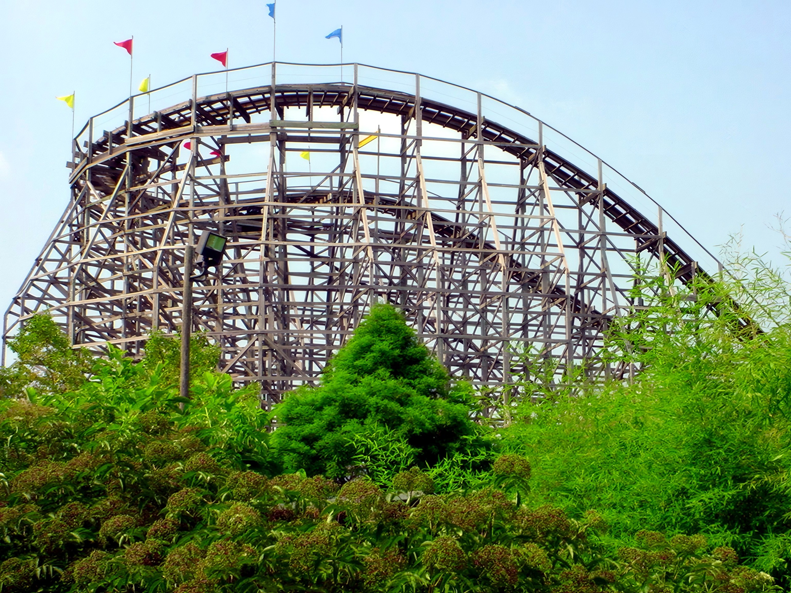 Thunder Run's flag-topped turnaround above the trees at Six Flags Kentucky Kingdom, July 2002
