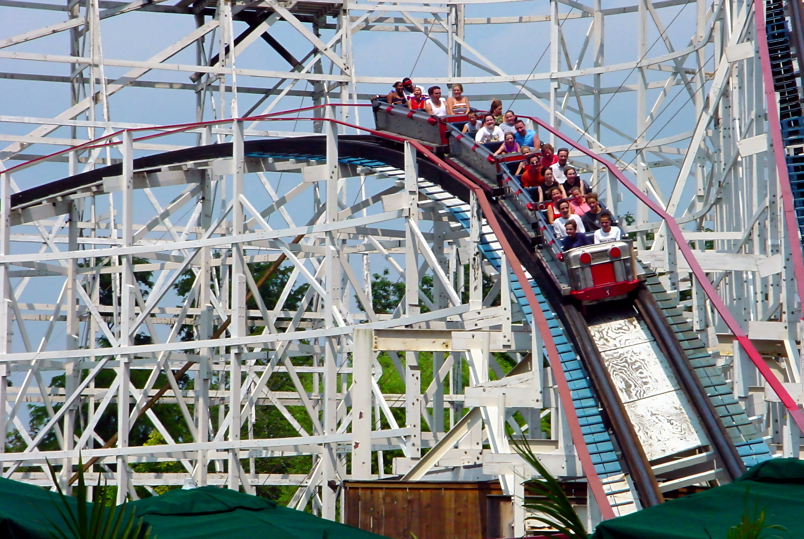 A Thunderbolt train full of riders descending a hill, July 2003