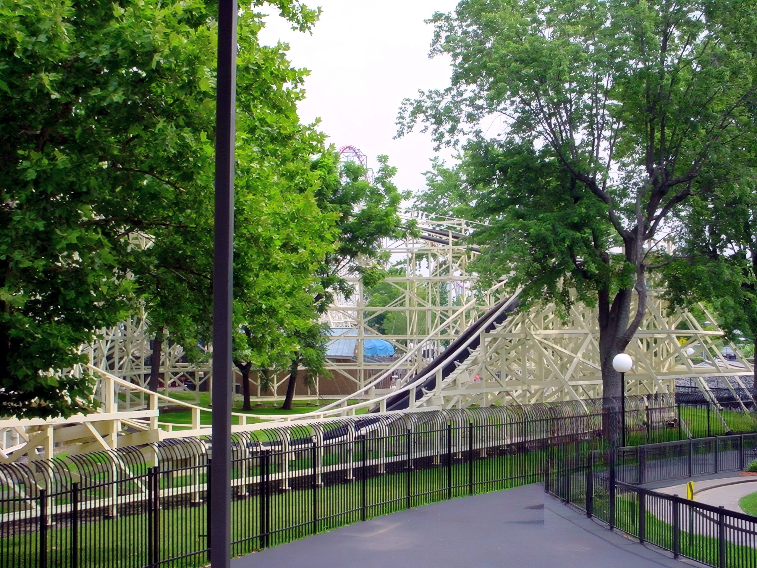 Thunderhawk's low track and structure along the path at Dorney Park, July 2001