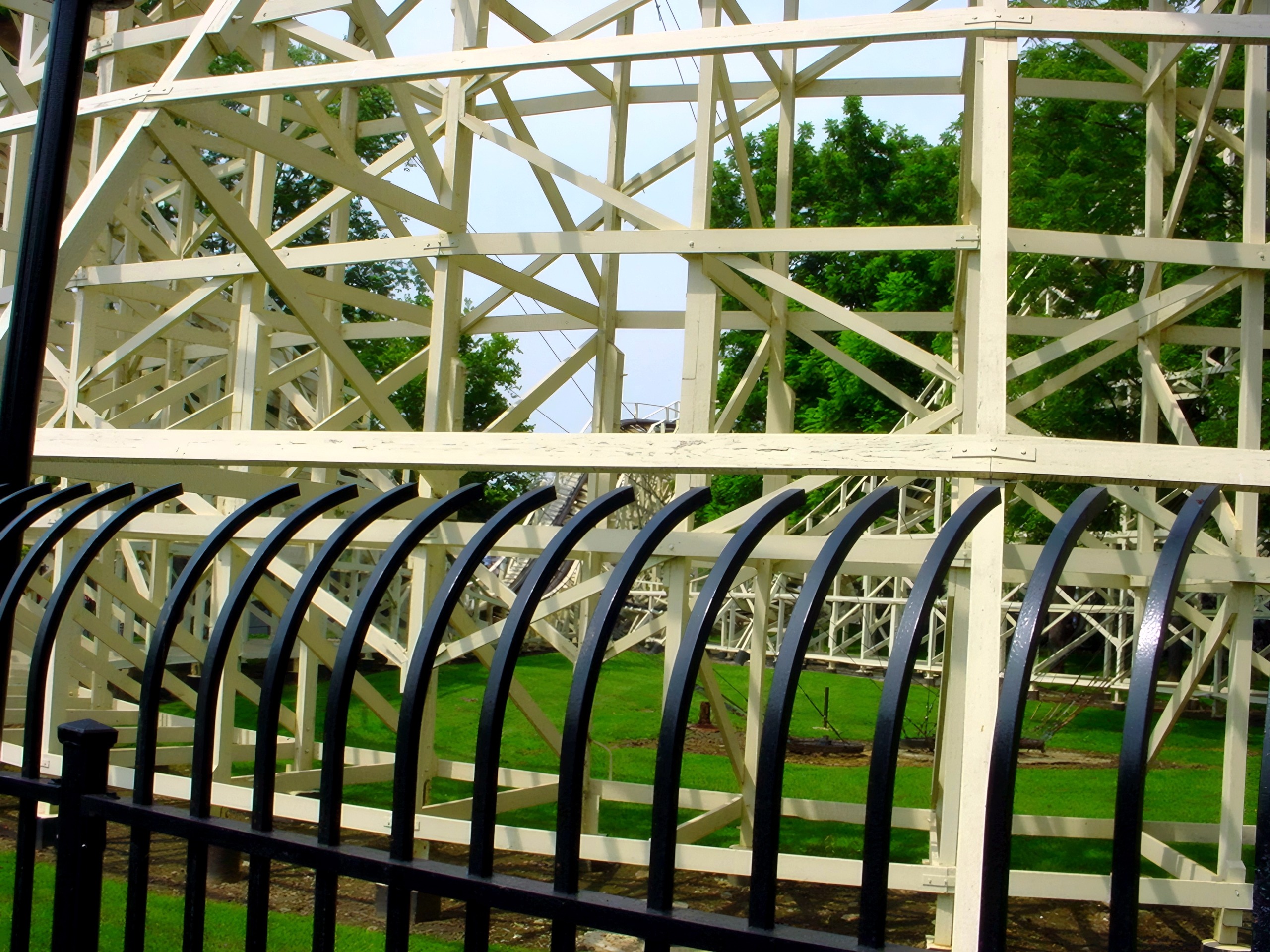 Thunderhawk's wooden lattice above the fence at Dorney Park, July 2001