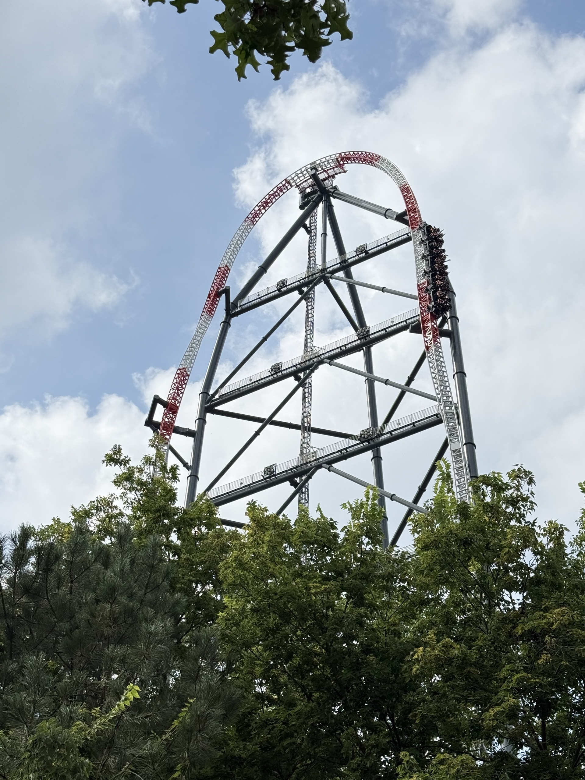 A Top Thrill 2 train near the top of the vertical spike