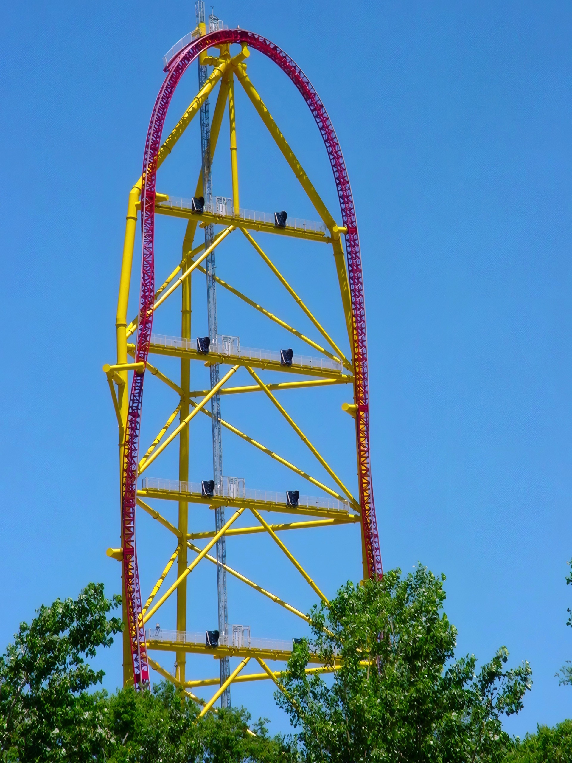 Tall lattice tower with curved yellow-red track top, Top Thrill Dragster, July 2003