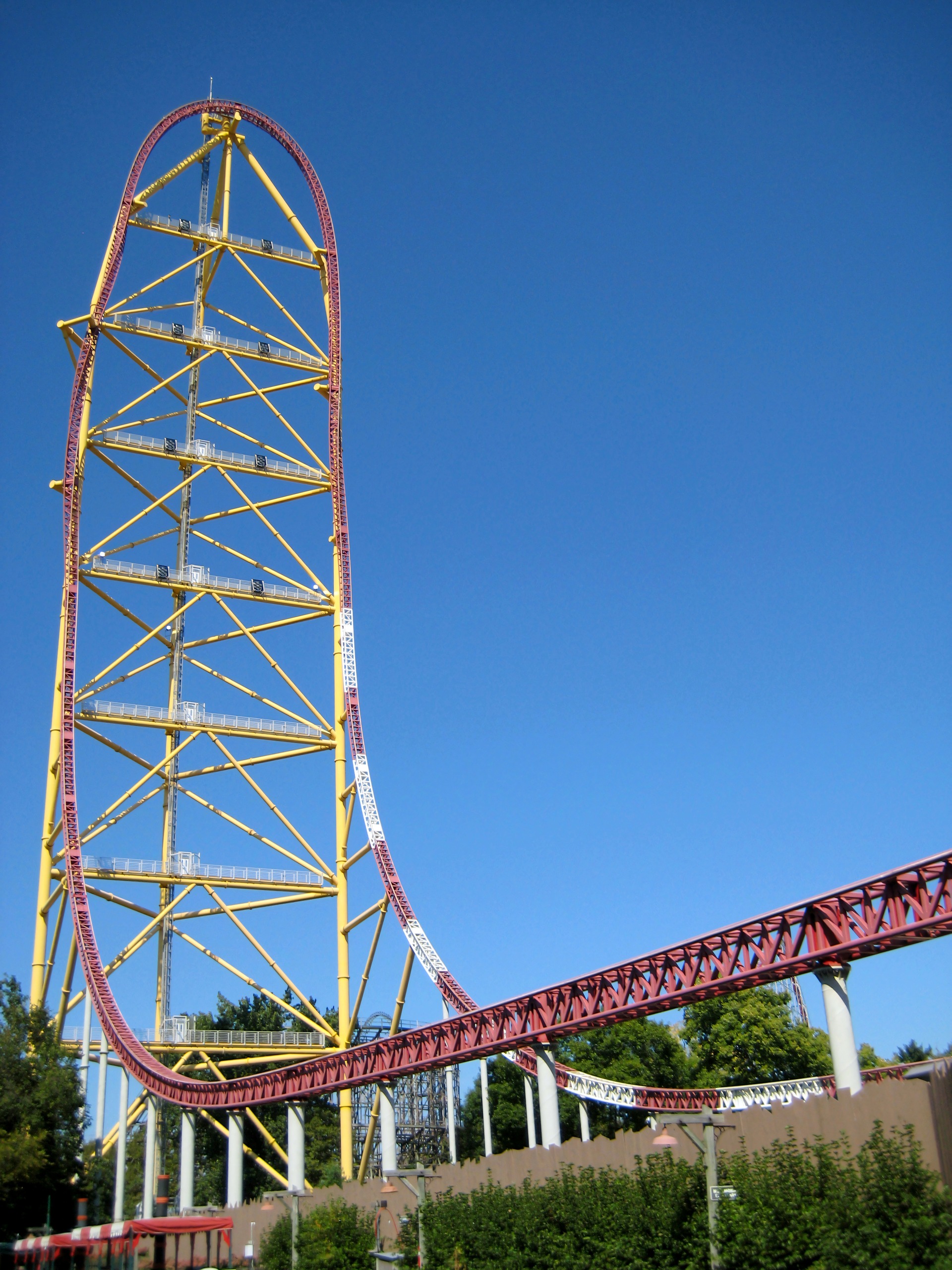 Tall red-and-yellow launch coaster tower against clear sky, Top Thrill Dragster, September 2007