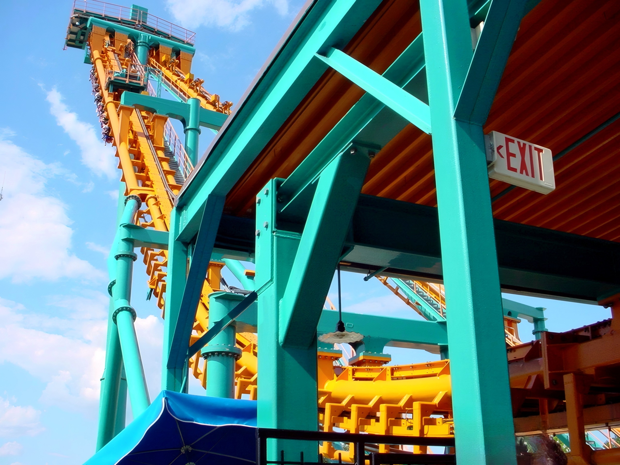 A Two-Face: The Flip Side train on the lift tower beyond the station roof at Six Flags America, July 2001