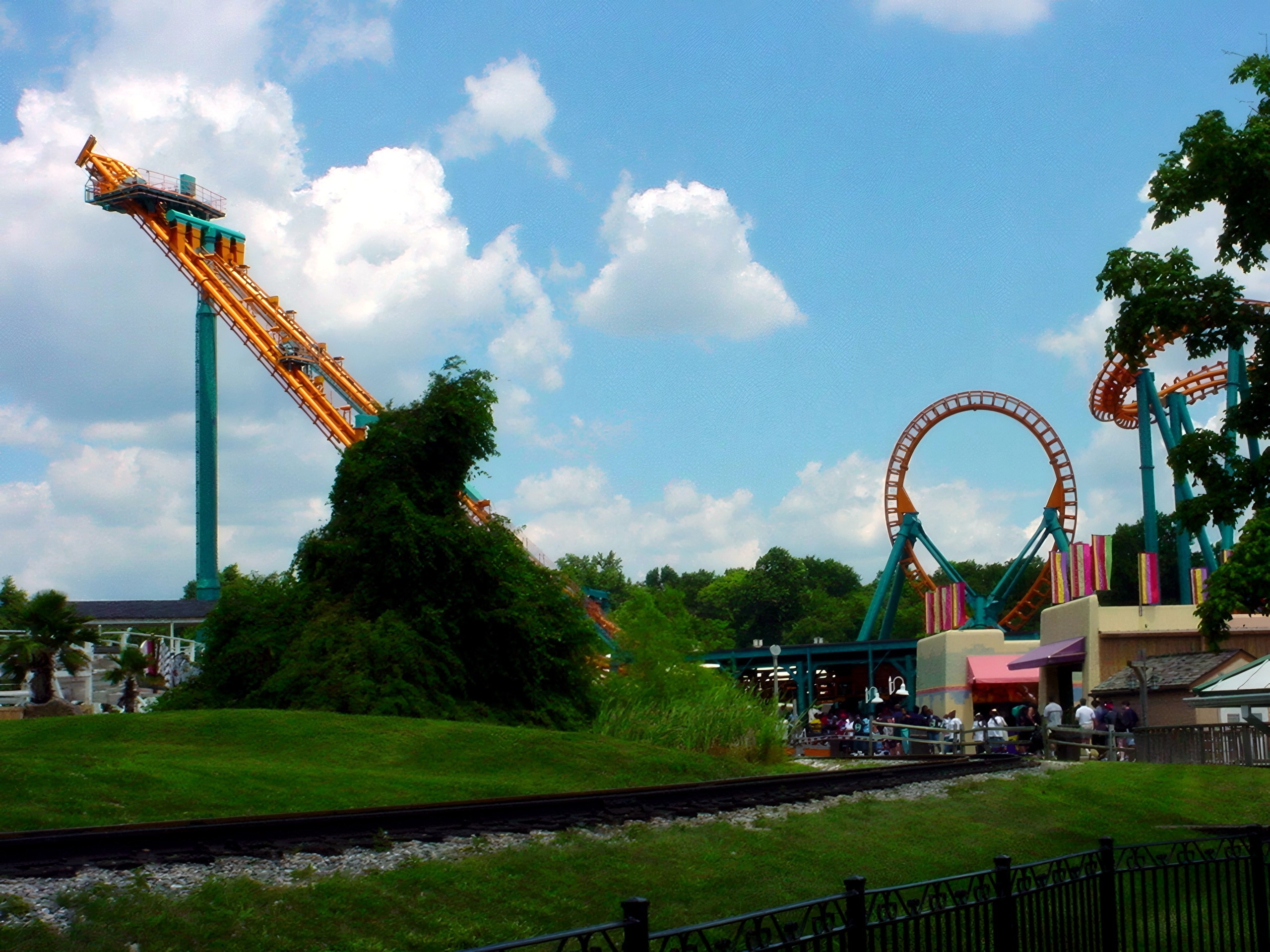 The vine-covered Two-Face: The Flip Side lift tower with the vertical loop beyond at Six Flags America, July 2001