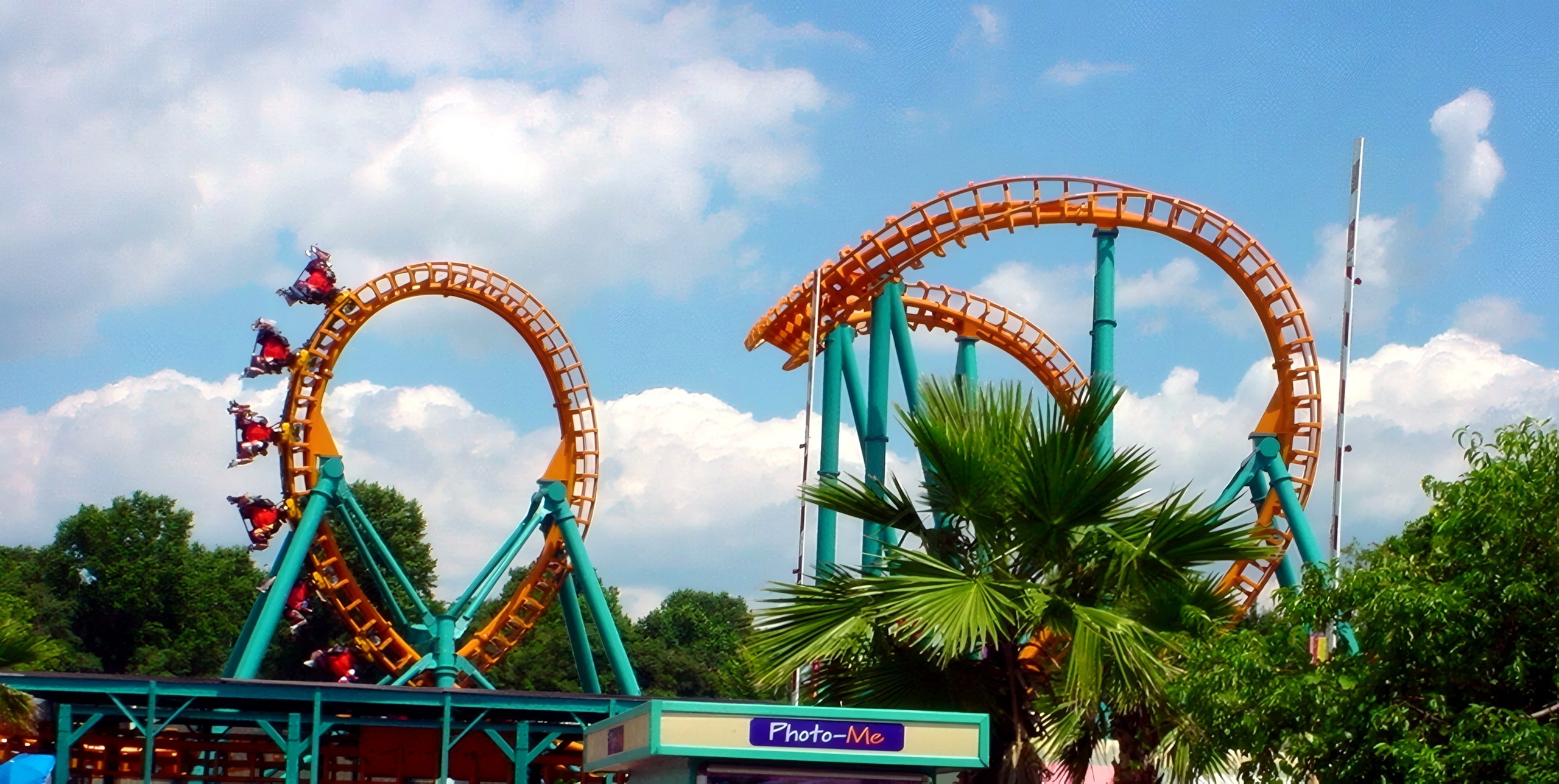 A Two-Face: The Flip Side train in the vertical loop beside the Photo-Me booth at Six Flags America, July 2001