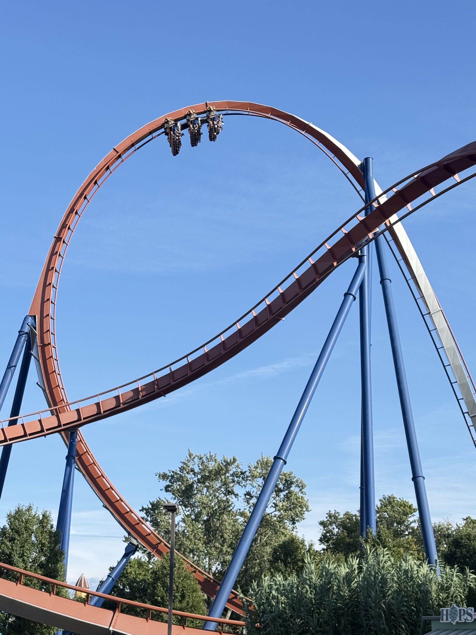 A Valravn train inverted at the top of the Immelmann loop