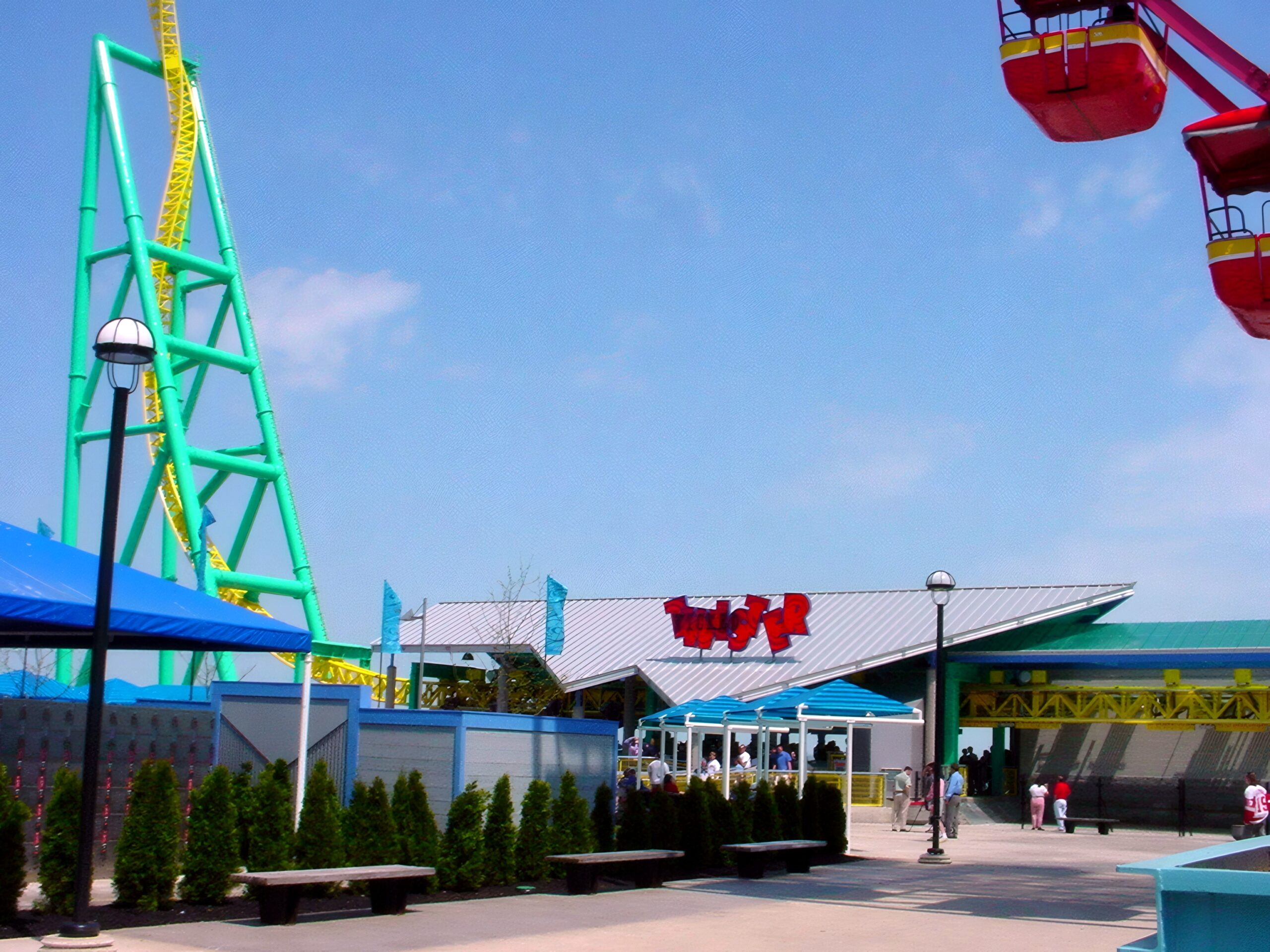 The Wicked Twister entrance plaza and station, May 2002