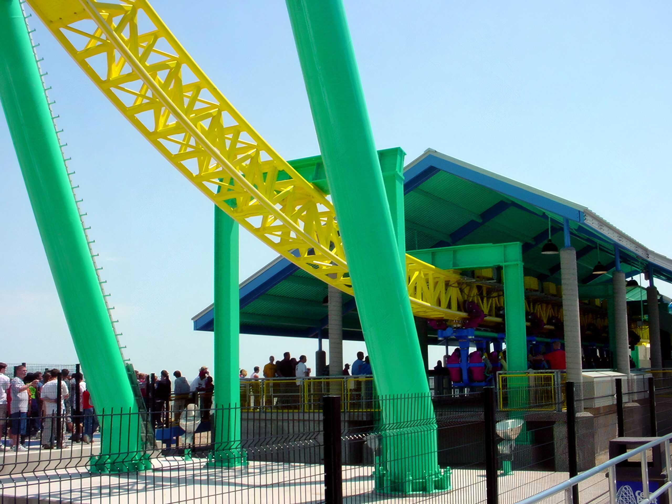 The Wicked Twister station and opening-weekend queue, May 2002