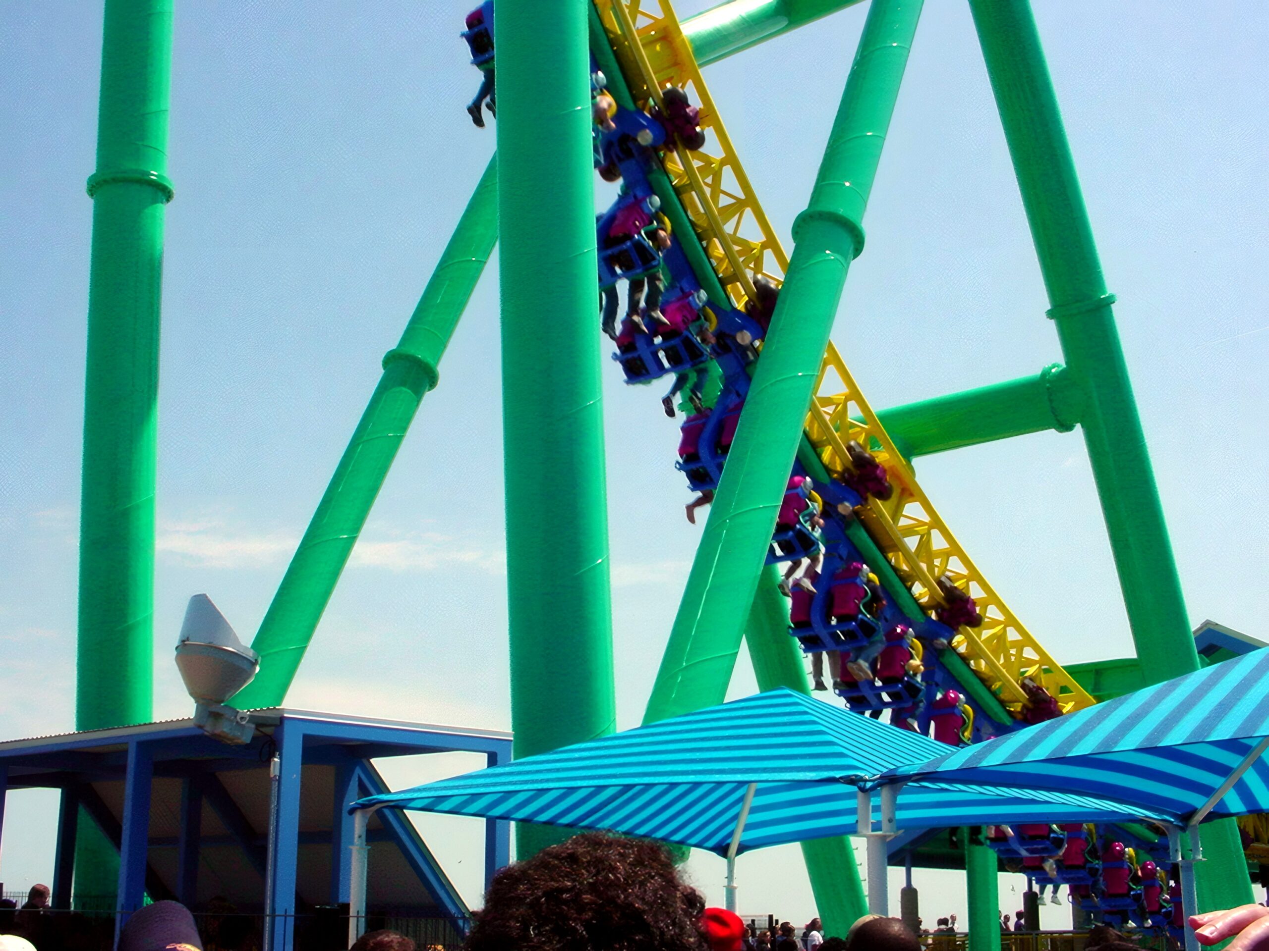 A Wicked Twister train passing the station canopy, May 2002