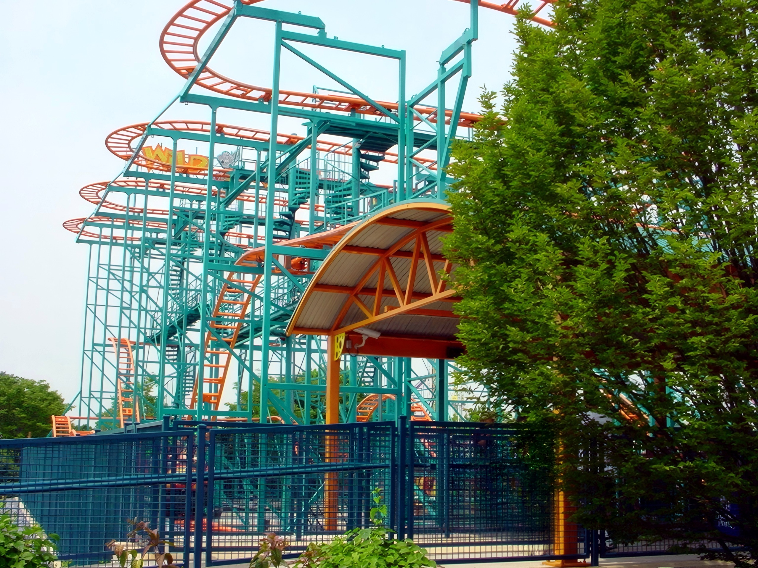 The Wild Mouse drop beside the station canopy at Dorney Park, July 2001
