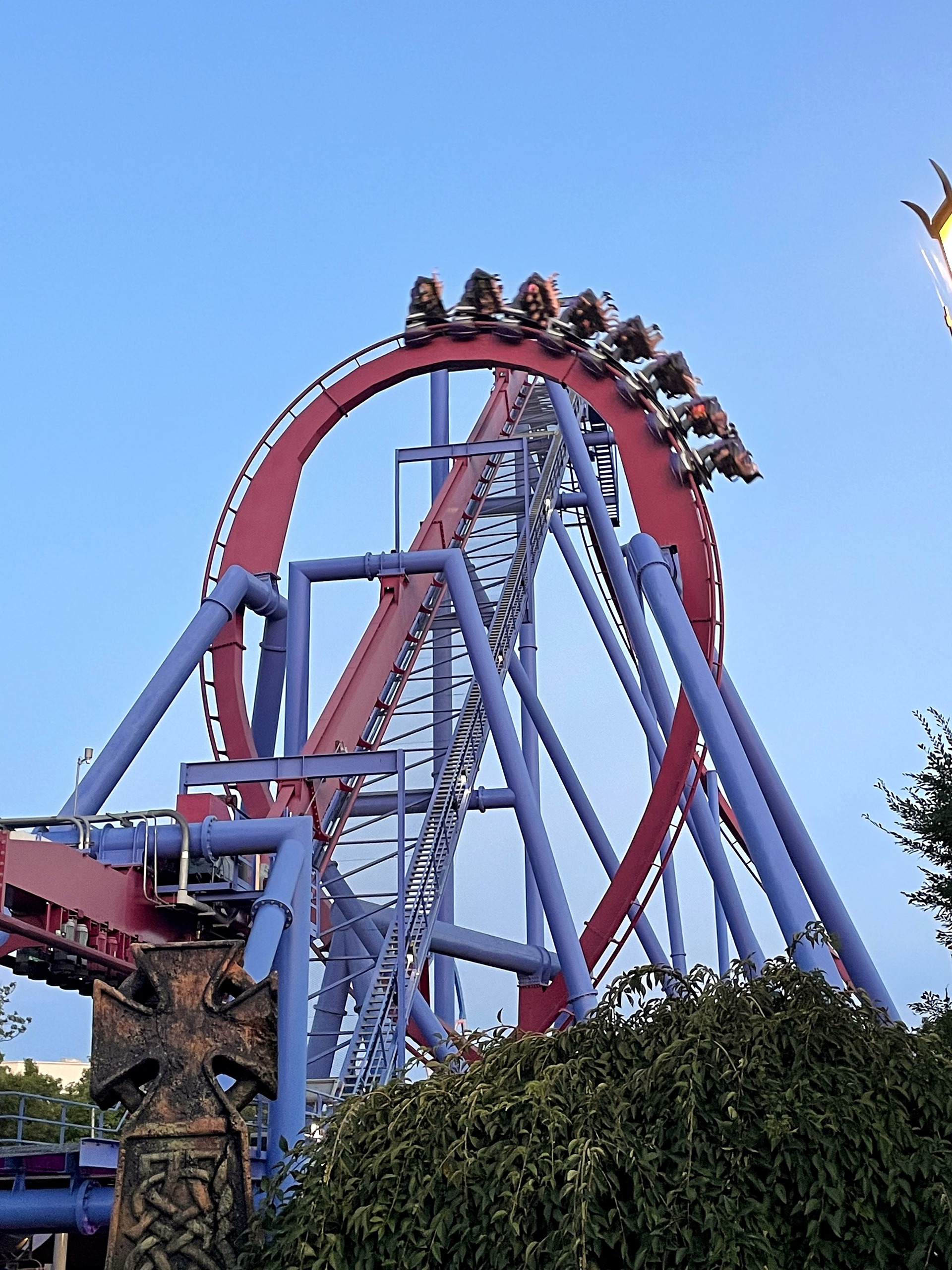 A Banshee train in the loop above the stone cross and hedges, Kings Island, July 2022