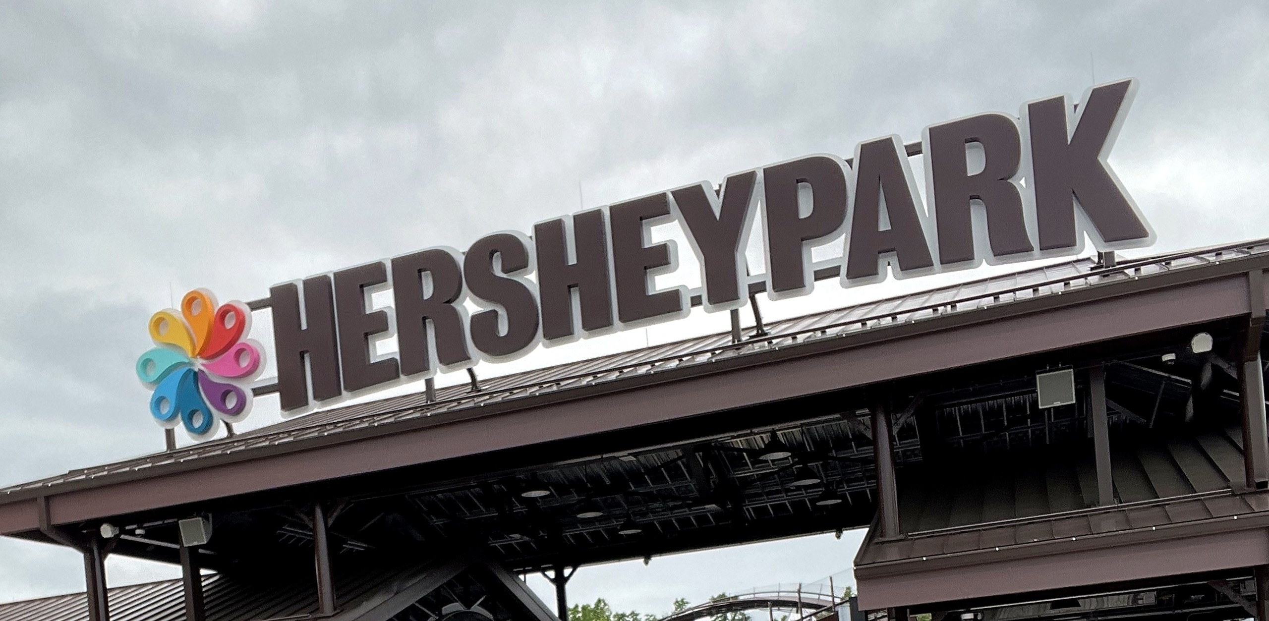 The Hersheypark sign above the entrance gates at Hersheypark, June 2021