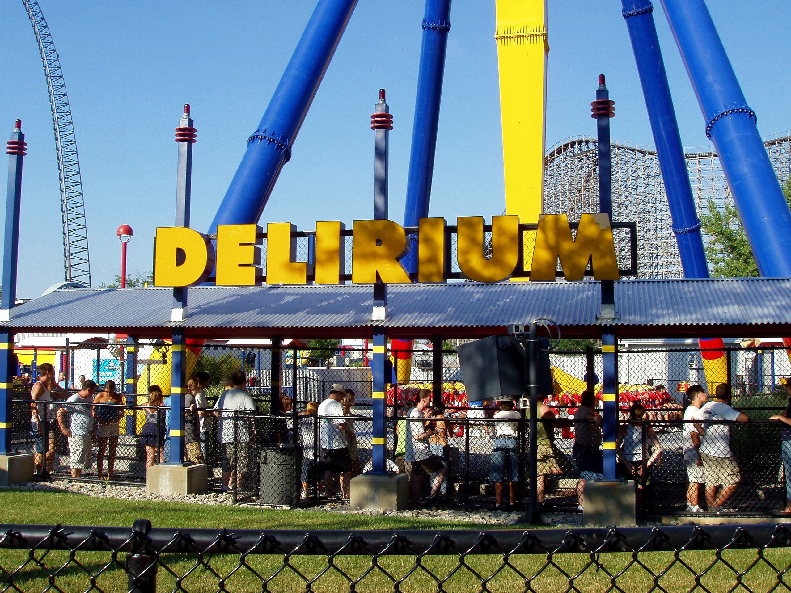 The Delirium entrance with the pendulum arm behind at Paramount's Kings Island, July 2005