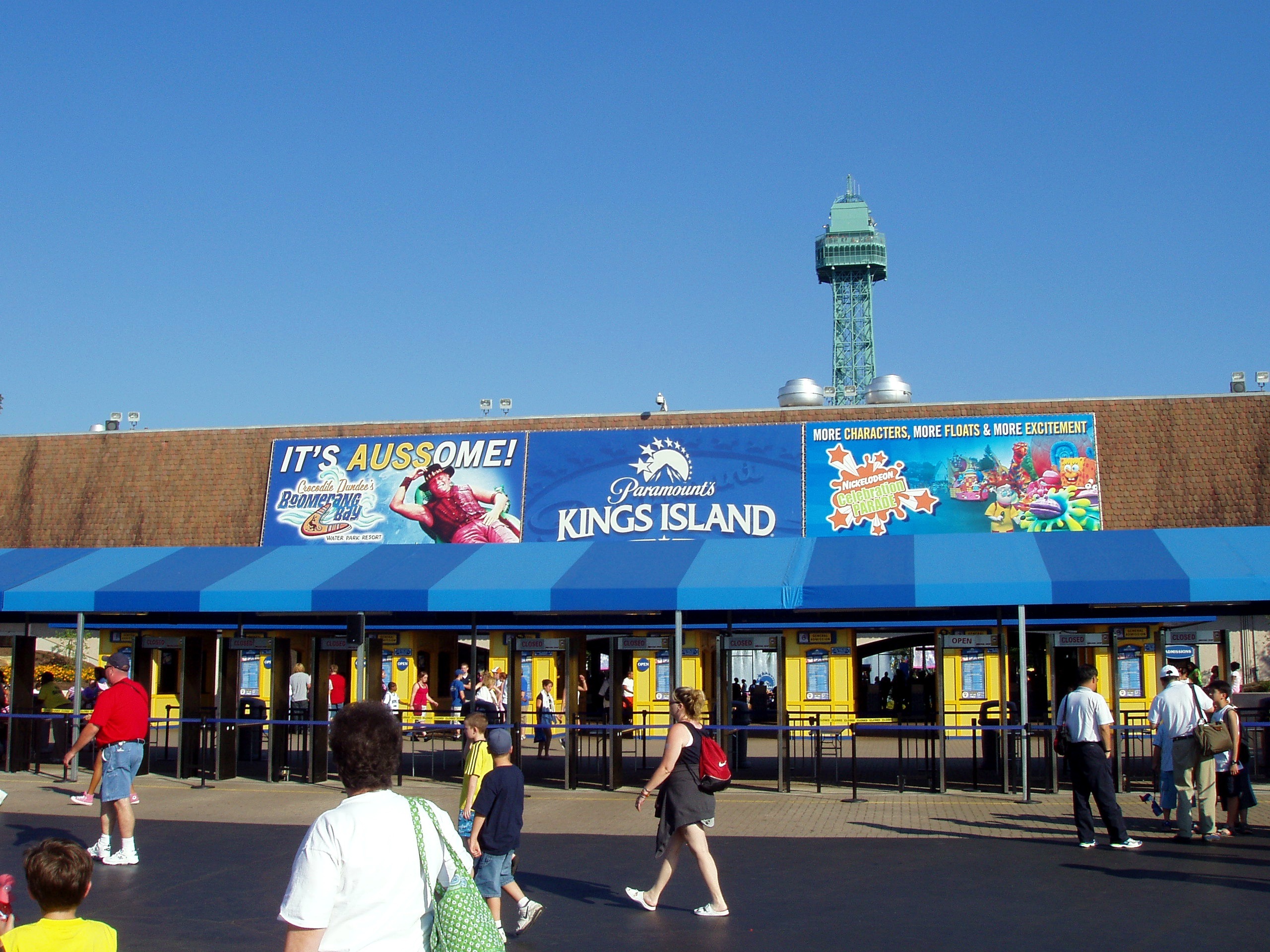 The front gate with the Eiffel Tower behind at Paramount's Kings Island, July 2005