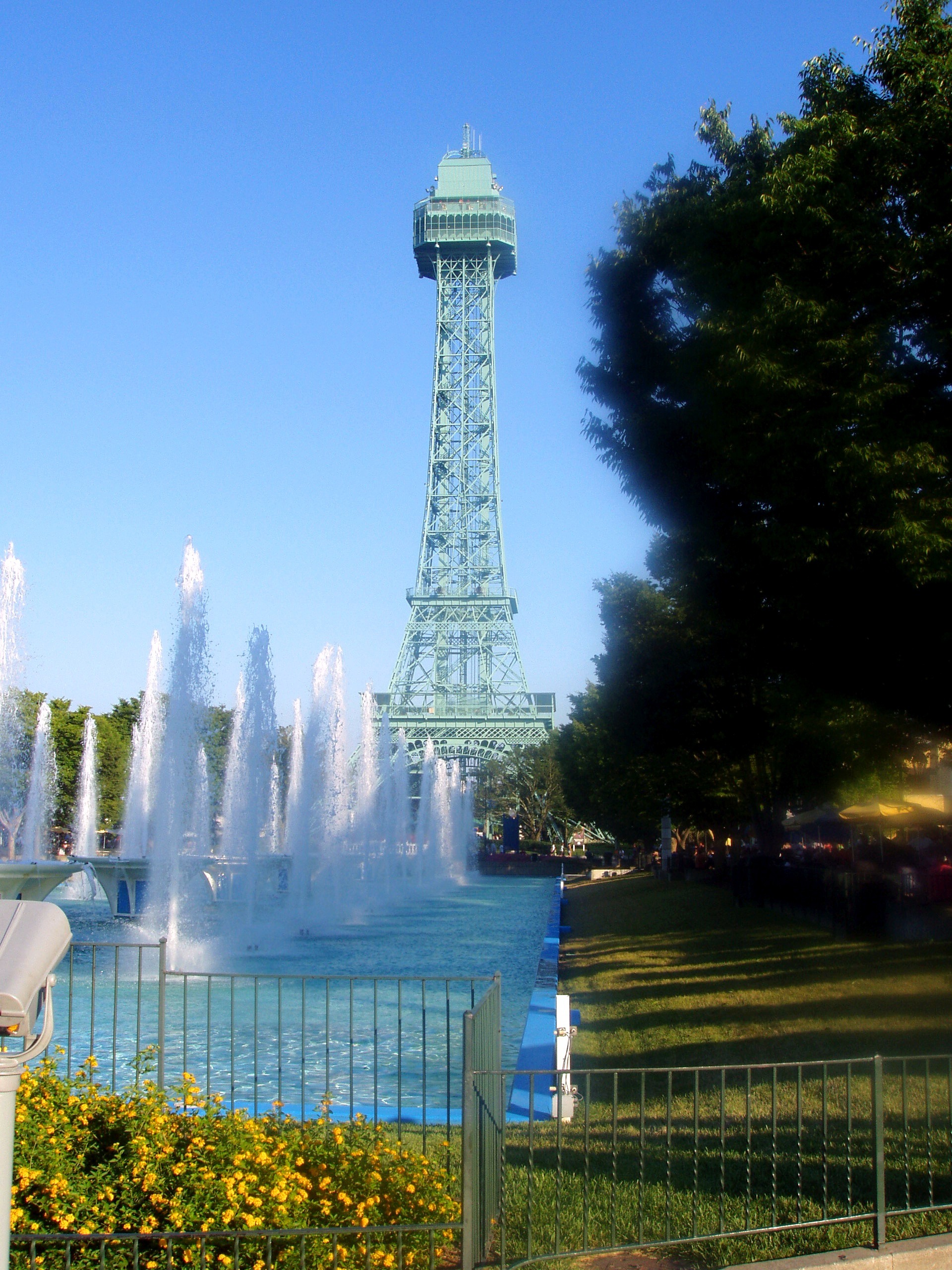 The Royal Fountain and Eiffel Tower along International Street at Paramount's Kings Island, August 2006