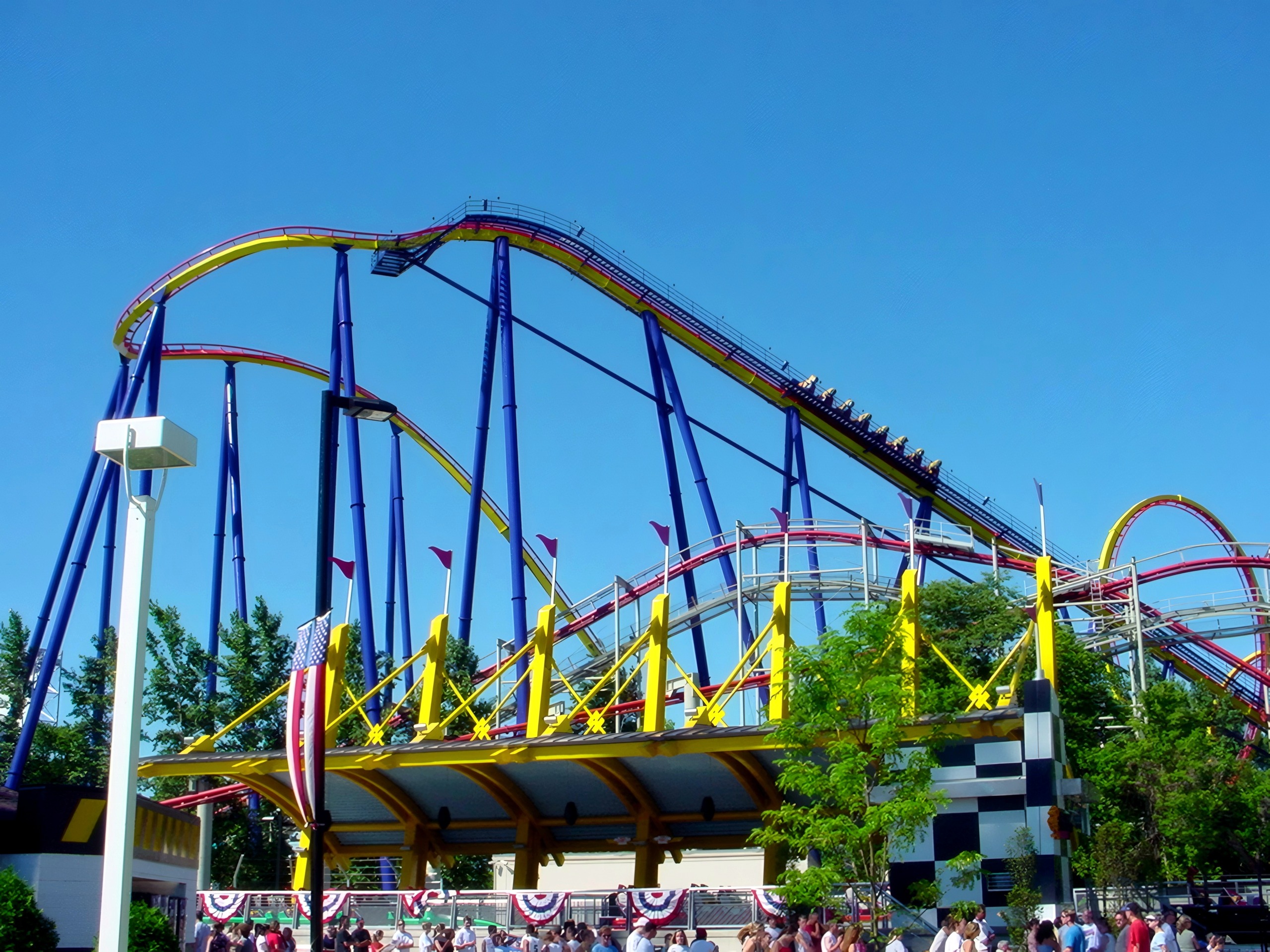 Mantis loop behind the midway games, Mantis at Cedar Point