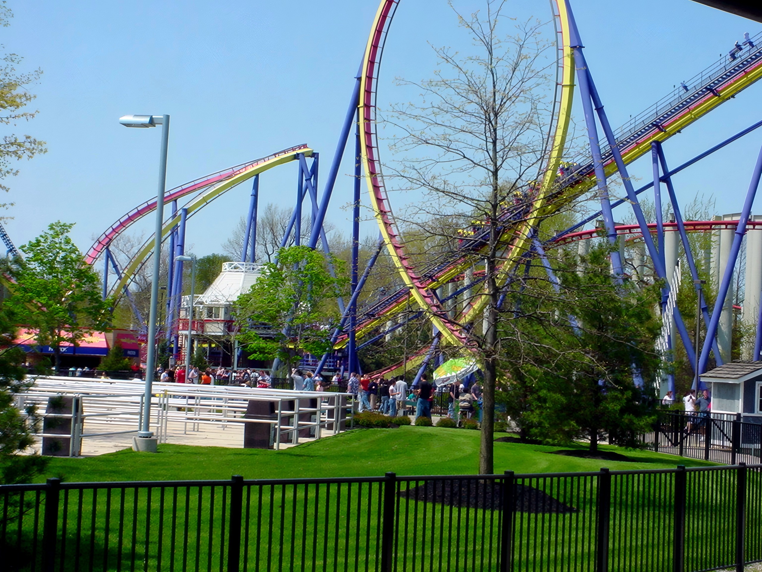 Mantis loop over the queue and midway, Mantis at Cedar Point
