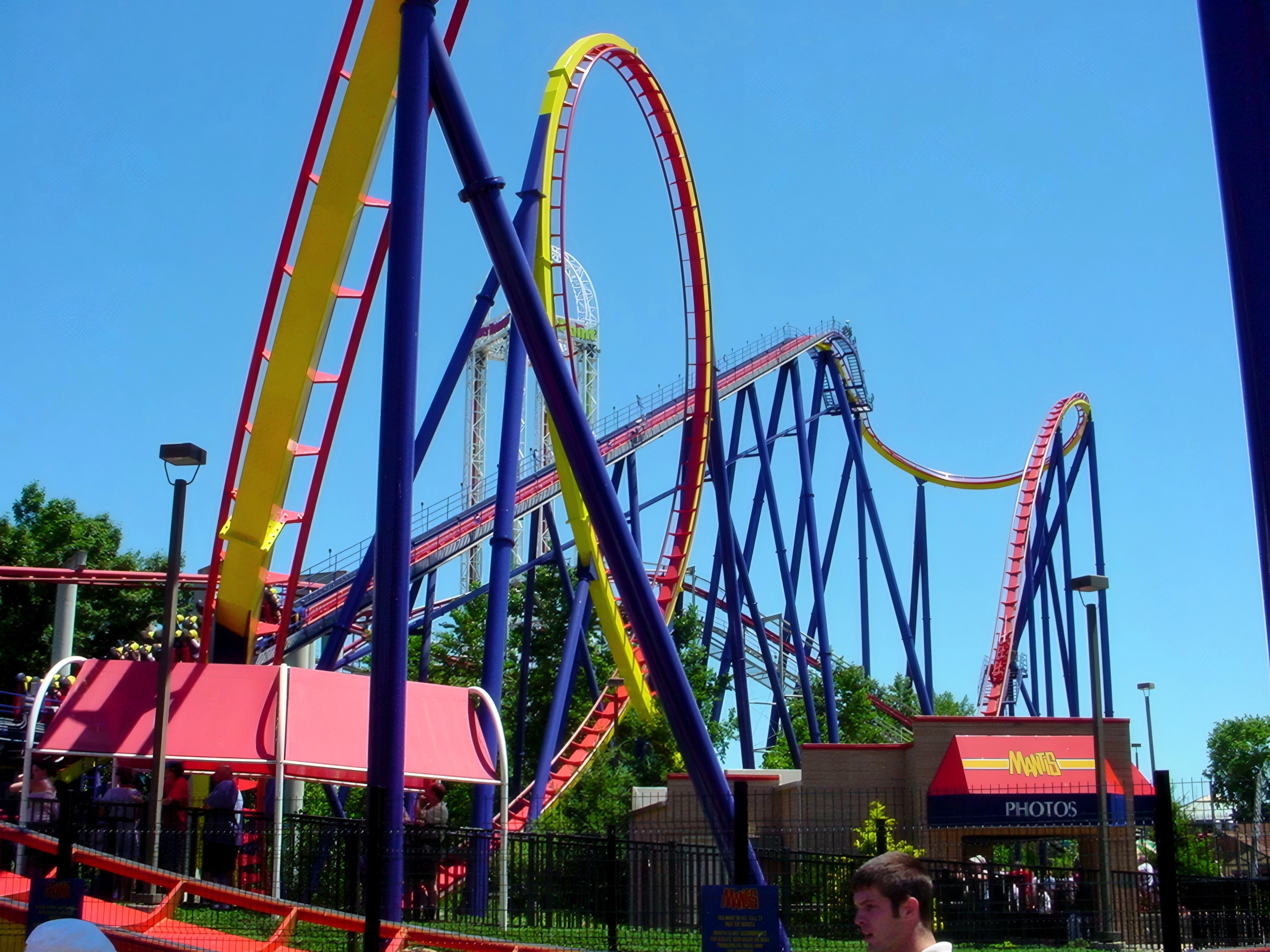 Mantis track twisting above the on-ride photo booth, Mantis at Cedar Point