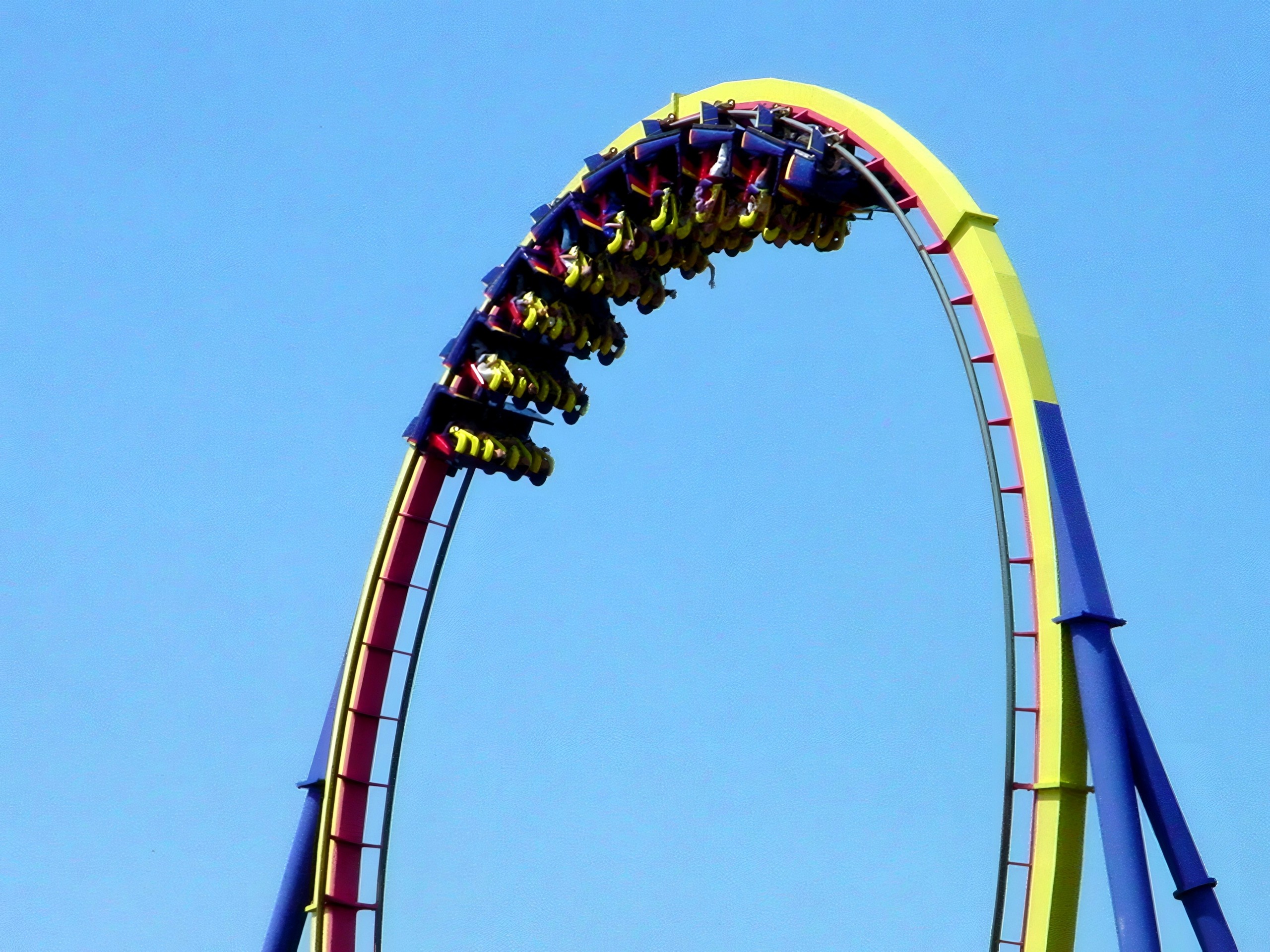 Mantis train inverted at the top of the vertical loop, Mantis at Cedar Point