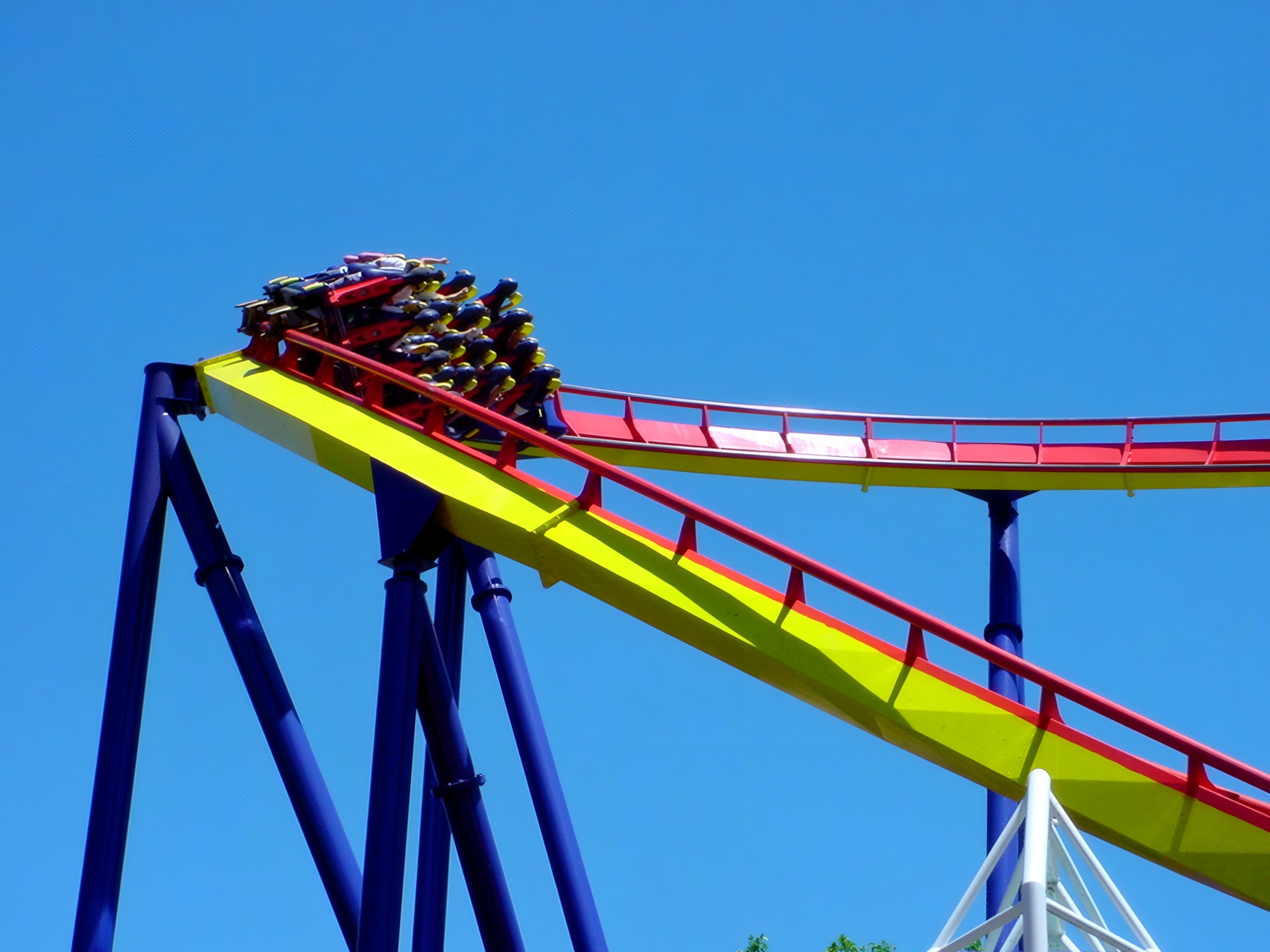 Mantis train rolling out of the station onto the lift, Mantis at Cedar Point