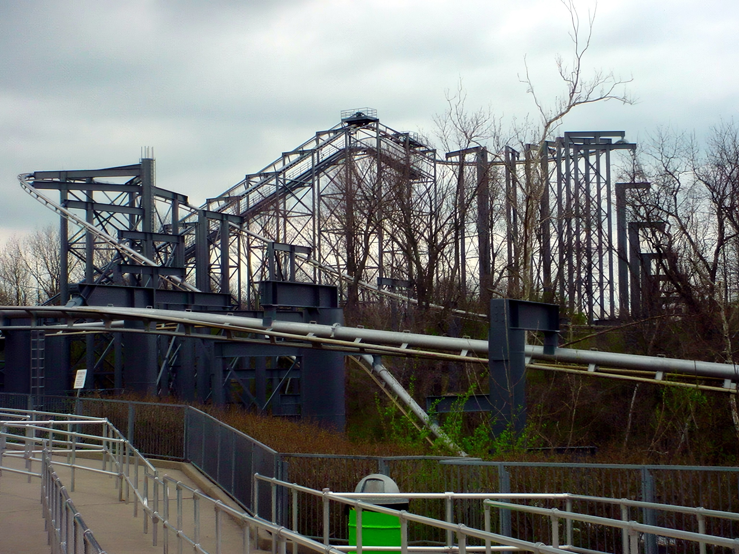 Top Gun's lift and supports above the queue at Paramount's Kings Island, April 2002
